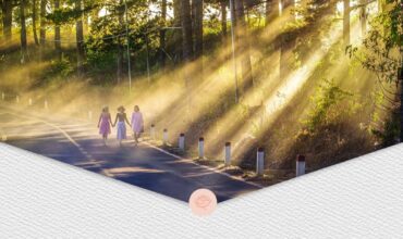 coaching online, Coaching Rozkwitu, na zdjeci osoby spacerujące w lesie